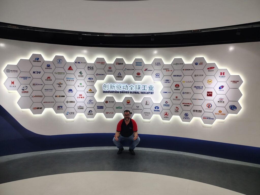 Engenheiro da Elo Solutions em visita técnica às unidades da INVT na China, explorando tecnologias de automação industrial e eficiência energética